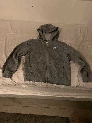 Grå Nike hoodie - En snygg Nike hoodie i väldigt bra skick är även i storlek 147-158