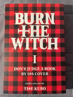 Burn the Witch vol 1 - Följ med på ett magiskt äventyr i Reverse London där sagor har tänder och drakar lurar runt hörnet! Två unga agenter, Ninni och Noel, kämpar mot faror och drakar i en värld fylld av action, humor och spännande vändningar. Perfekt för dig som gillar manga och fantasy!