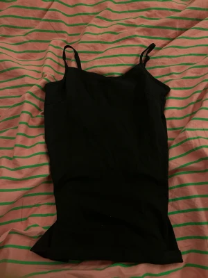 linnetopp  - Säljer ännu ett svart enkelt linne med smalaaxelband (inte samma linne som det jag tidigare lagt ut utan detta linne är högre framtill och är köpt på Ullared.🥰