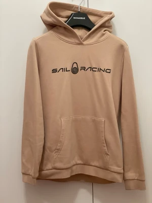 Sail Racing Hoodie Beige - Ny sailracing hoodie i färgen beige.