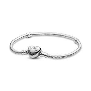 Pandora charm bracelet  - Säljer mitt pandora armband i silver då det inte kommer till använding. 300 för bara armbandet, charmsen för 100kr styck, 550 för allt tillsammans! Super fint skick då jag tvättat det ofta med pandoras egna smyckes rengöring😁 Skriv om du är intresserad av något av det så löser vi priset där! 💕Armbandet är 18,5 cm långt ❤️OBS, om du använder köp direkt knappen kommer du endast köpa själva armbandet och inte charmsen!!!!!