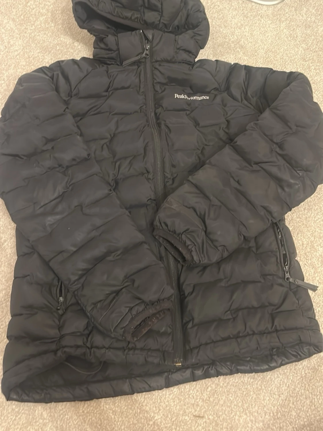 Svart pufferjacka Peak Performance