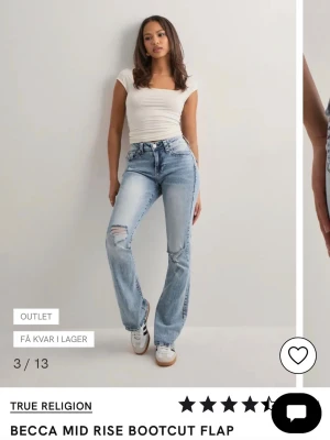 True Religion becca mid rise bootcut flap  - Säljer mina True Religion Jeans som är i bra skick, de är använda och finns lite defekter längst ned på byxorna. De är dock väl omhändertagna. Säljer för att de inte passar mig längre. De är bootcut, mid rise, slitningar på knäna och röd stitching. Super bekväma och bra vardags jeans!🎀 Nypris 1299 kr 