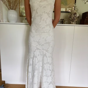 Balklänning  - Så fin maxiklänning i nyskick med lappen kvar. Jag är 175cm för referens, så är du kortare går den ner längre mot marken. 