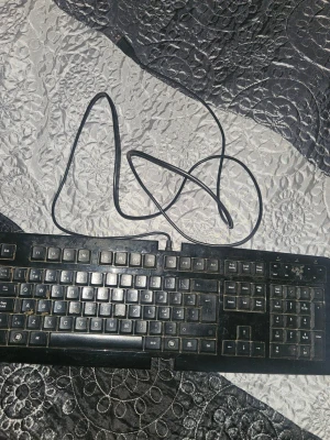 Razer Arctosa Gaming Keyboard - Razer Arctosa gamingtangentbord med USB-anslutning. Fullstort med numerisk del och medieknappar. Tangentbordet visar tecken på slitage och smuts, men alla tangenter verkar intakta. Perfekt för gaming eller kontorsbruk. Säljs i befintligt skick.