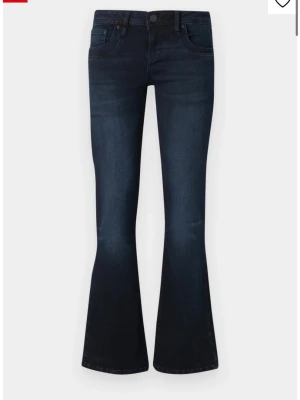 Mörkblå bootcut jeans från ltb - Snygga mörkblå jeans från Valerie med bootcut passform och klassisk femficksdesign. Jeansen har en midwaist och är tillverkade i ett mjukt jeansmaterial som sitter riktigt bra. Perfekta för dig som gillar en tidlös men trendig look.