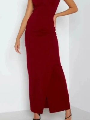 Röd offshoulder festklänning från bubbleroom - Säljer en elegant röd festklänning.  Klänningen har en snygg offshoulder-design, figurnära passform och slits framtill. Perfekt för dig som vill sticka ut med en stilren look.