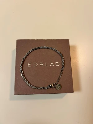 Armband - Ett silvrigt armband från Edblad, knappt använt + edblad box. 