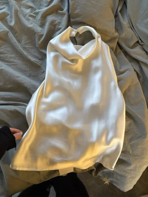 Satin topp med öppen rygg från Zara - Vit satin topp med helt öppen rygg från Zara