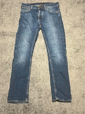 Blå jeans från Nudie Jeans, storlek 30/30 - Snygga blå jeans från Nudie jeans. Priset kan diskuteras.