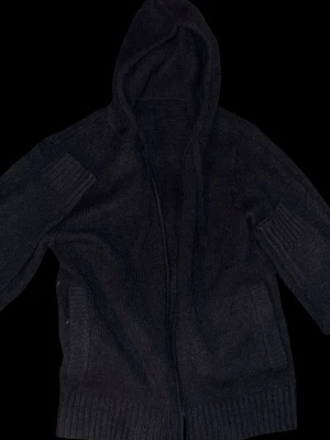 Kashmir hoodie  - Säljer nu denna feta kashmir hoodie använd=en gång Tyvär för liten för mig. Skick 10/10✅pris går att diskutera vid en Snabb affär frakt sker inom 24 timmar✅ hör av vid intresse 