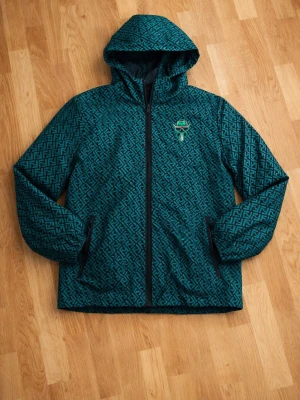 Fendi&Grön Jacka - En mörk grön Fendi jacka, storlek L. 