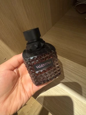 Valentino Eau de Parfum Intense - Sprayad några enstaka gånger, som ny.