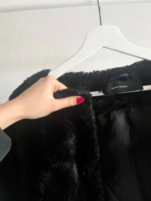Fluffig jacka - Svart fluffig och mjuk jacka från Vero Moda i storlek M.