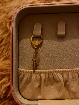 Örhänge - Endast ett. Egengjord. Rostfritt stål. Postar oftast samma eller dagen efter köp. 