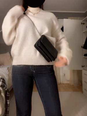 Vit stickad tröja med ribbade detaljer - Mysig vit stickad tröja med ribbade muddar och nederkant. Tröjan har en normal passform och långärmade ärmar, perfekt under kyliga dagar. Enkel och stilren design som funkar till jeans eller kjol. har ingen aning om. Vart står ni från och med jag har använt den tre gånger. Tog bort lappen för att jag störde mig på den och kommer tyvärr inte ihåg var den är ifrån, men den är inte från SHEIN eller lager eller H&M‼️❌