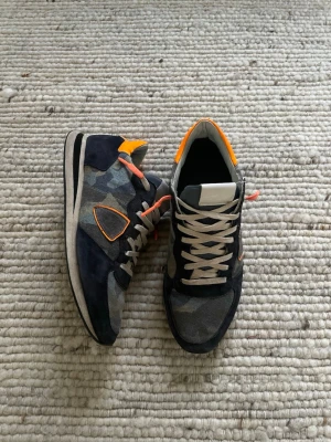 Philippe model skor  - Philippe model trainers i unik färg, bra skick förutom att sulan har lossnat pytte lite på ena skon men inget som syns eller märks av vid användning 