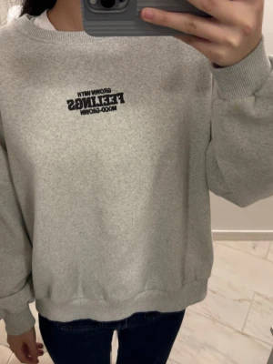 Sweatshirt - Jättesnygg sweatshirt från PULL&BEAR i Storlek M men har krympt lite i tvätten så passar numera storlek S, annars är den använd 1-2 gånger🥰Nypris är 379kr❤️