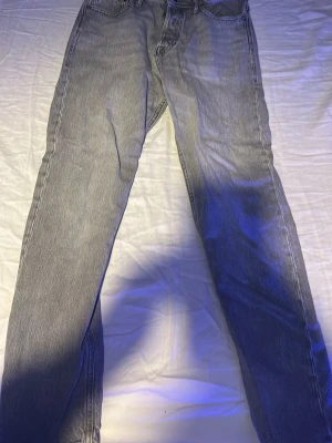 Jeans jack&jones - Säljer ett par Jack and Jones jeans som är använda ett par månader hör av mer vid minsta funderingar priset är inte hugget i sten