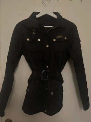 Svart quiltad jacka från Barbour - Använd några gånger, kontakta för fler bilder :)    Storlek:  UK: 8 EURO: 34 USA: 4