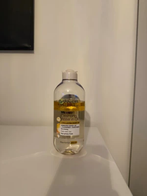 Garnier Micellar vatten  - 400 ml. Använd. Vet ej hur länge jag hadt den. 