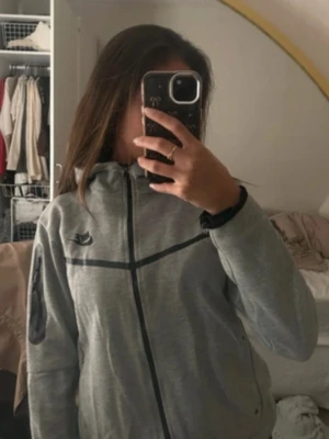 grå luvtröja - grå tröja 