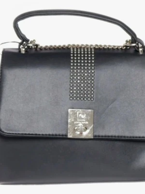 Svart handväska med kedja och nitar - Snygg svart handväska från Pierre Cardin i skinnimitation med silverfärgad kedja och dekorativa nitar på framsidan. Väskan har ett stilrent, fyrkantigt format och ett metallspänne framtill. Perfekt att bära i handen eller över axeln med den medföljande axelremmen.