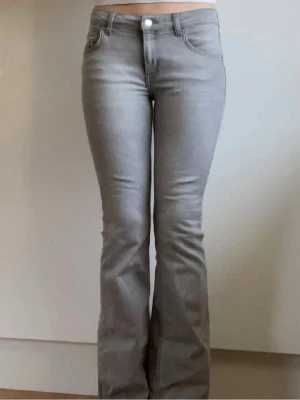 Low waist jeans - Gråa low waist jeans i mycket fint skick