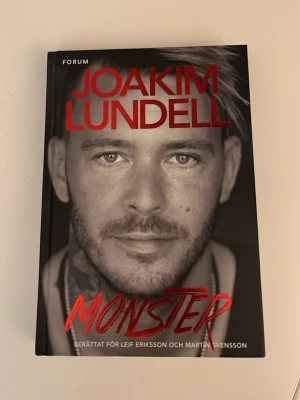 Monster - En bok med starkt visuellt omslag och titeln 'Monster', berättad av Joakim Lundell. Perfekt för unga vuxna som gillar personliga berättelser och vill läsa om verkliga livsöden.
