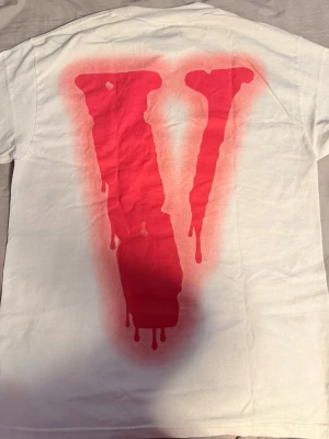 V-Lone Bad Habits / NAV - Detta är en Vlone(NAV/bad habits) t-shirt köpt från stockX (2020-4/19)                                                                                           Storlek:US M (lite oversized) ”Man måste välja storlek på plick så valde 46 kan vara fel, vet inte exakta mått.                                                                                            Använd väldigt fåtal gånger mest bara legat på hyllan.          