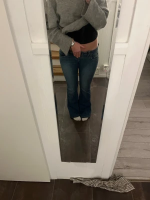 Lågmidjade jeans - Sjukt snygga lågmidjade jeans som tyvärr har blivit för små för mig! Midjemått: ca 37cm rakt över, innerbenslängd: ca 78cm💕 lite slitage vid hälen, annars i bra skick