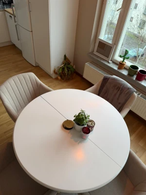 4500 - Till salu: Matbord med 4 stolar – Fint skick! 🍽️  Jag säljer mitt matbord med 4 bekväma stolar i mycket bra skick, eftersom jag ska flytta. Perfekt för familj eller vänner!  Pris: 4 500 kr för hela setet 📍 Plats: Skidskyttevägen 1  Vid intresse, kontakta mig gärna