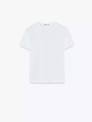 Vit t-shirt från Zara - Säljer en klassisk vit t-shirt från Zara med rund hals och korta ärmar. Den är helt ny och endast prövad och kommer i original förpackning💗 skriv vid frågor💗