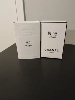Chanel N°5 L'Eau parfym - Chanel N°5 L'Eau är en ikonisk parfym från Paris, tillverkad i Frankrike. Ingredienser: alkohol, aqua (vatten), parfum (doft), limonene, linalool, citronellol, geraniol, hydroxycitronellal, coumarin, benzyl alcohol, benzyl benzoate, alpha-isomethyl ionone, eugenol, farnesol, benzyl salicylate.
