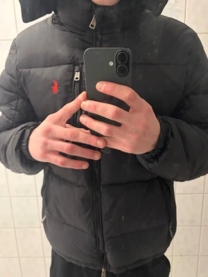 Polo Raulph Lauren puffer S - En polo raulph lauren i storlek S, passar 180-185. Jackan är i bra skick (8/10)och är perfekt för vintern. Enda felet är att zippern är lite trög. Annars kommer den med tag och kvitto🙌 skriv vid någon fundering 