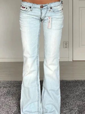 Jeans - Midjemått: 38cm rakt över, innerbenslängd: 81cm 🩷