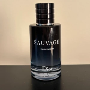 Dior Sauvage Eau de Parfum 100ml - Säljer den här nästintill oanvända herrparfymen. Kryddiga men samtidigt fräscha noter (bergamott, peppar, träiga toner, musk). Otroligt sensuell herrdoft som passar till mycket! 