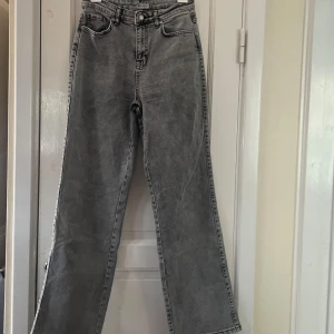 Grå jeansbyxor från Madlady - Säljer ett par grå jeansbyxor från Madlady med hög midja och raka ben