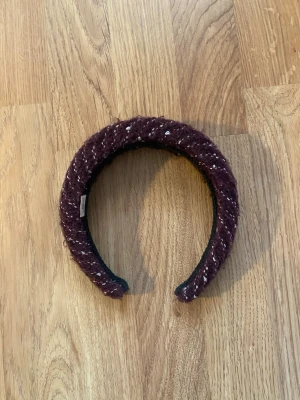 Diadem Beck Söndergaard - Säljer en vinrött diadem från Beck Söndergaard med glittriga paljettdetaljer. Använt en del och har små små trådar som sticker ut se bilder för egen bedömning. Hör av er vid frågor!💕