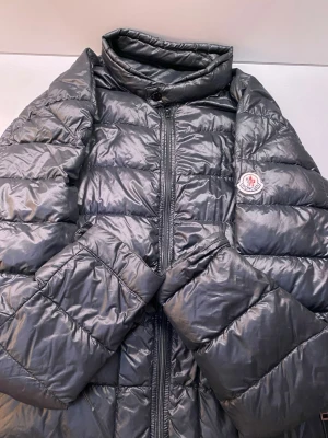 Moncler Jacka - Tja! Säljer min Moncler dunjacka som jag fick i julklapp, men som tyvärr inte passar mig. Jackan är i gott skick och äktheten är kontrollerad (äldre modell). Hör gärna av er vid prisförslag eller om det behövs fler bilder!