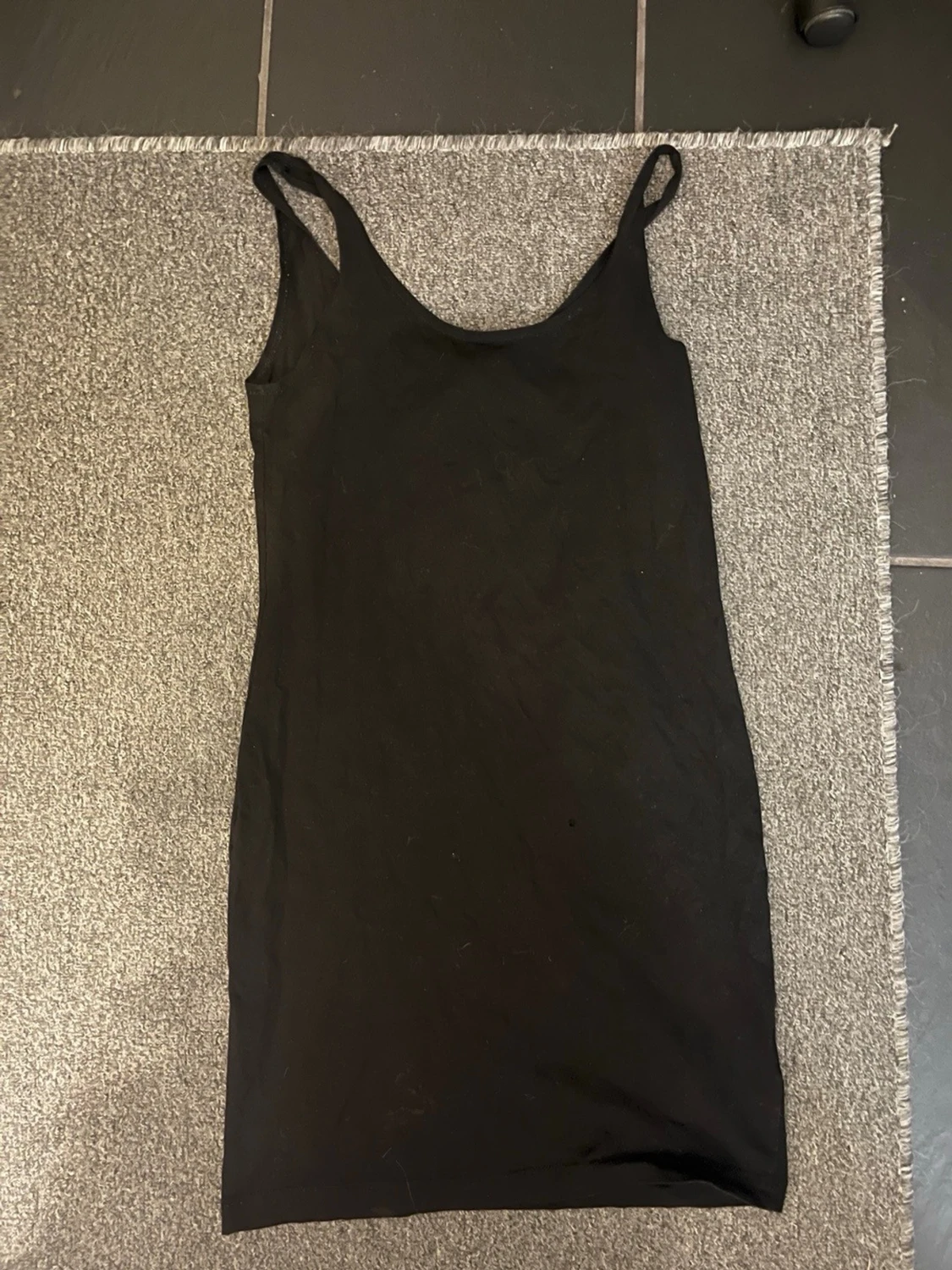 Svart ärmlös kortklänning