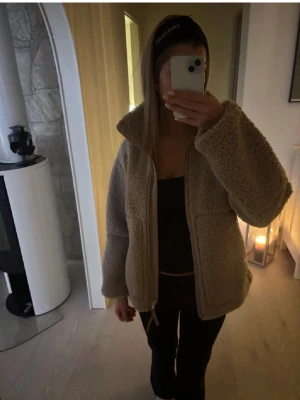 Teddy jacka HM - Helt ny med prislapp kvar. Det är storlek xxs men den passar mig perfekt som har xs/s i storlek då den är lite overzize. Pris går att diskutera.🤗🤗
