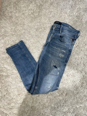 Replay ambass jeans med slitningar - Säljer nu dessa tvär fräscha replay jeans med slitningar. Super bra skick, slim fit och sitter perfekt på dig som är mellan 175-180cm🤩