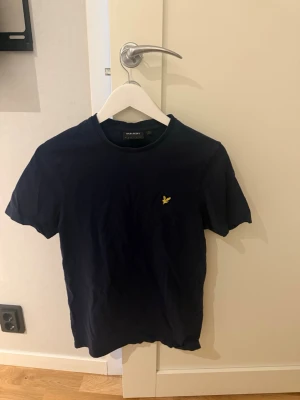 Mörkblå t-shirt från Lyle & Scott - Snygg mörkblå t-shirt från Lyle & Scott.
