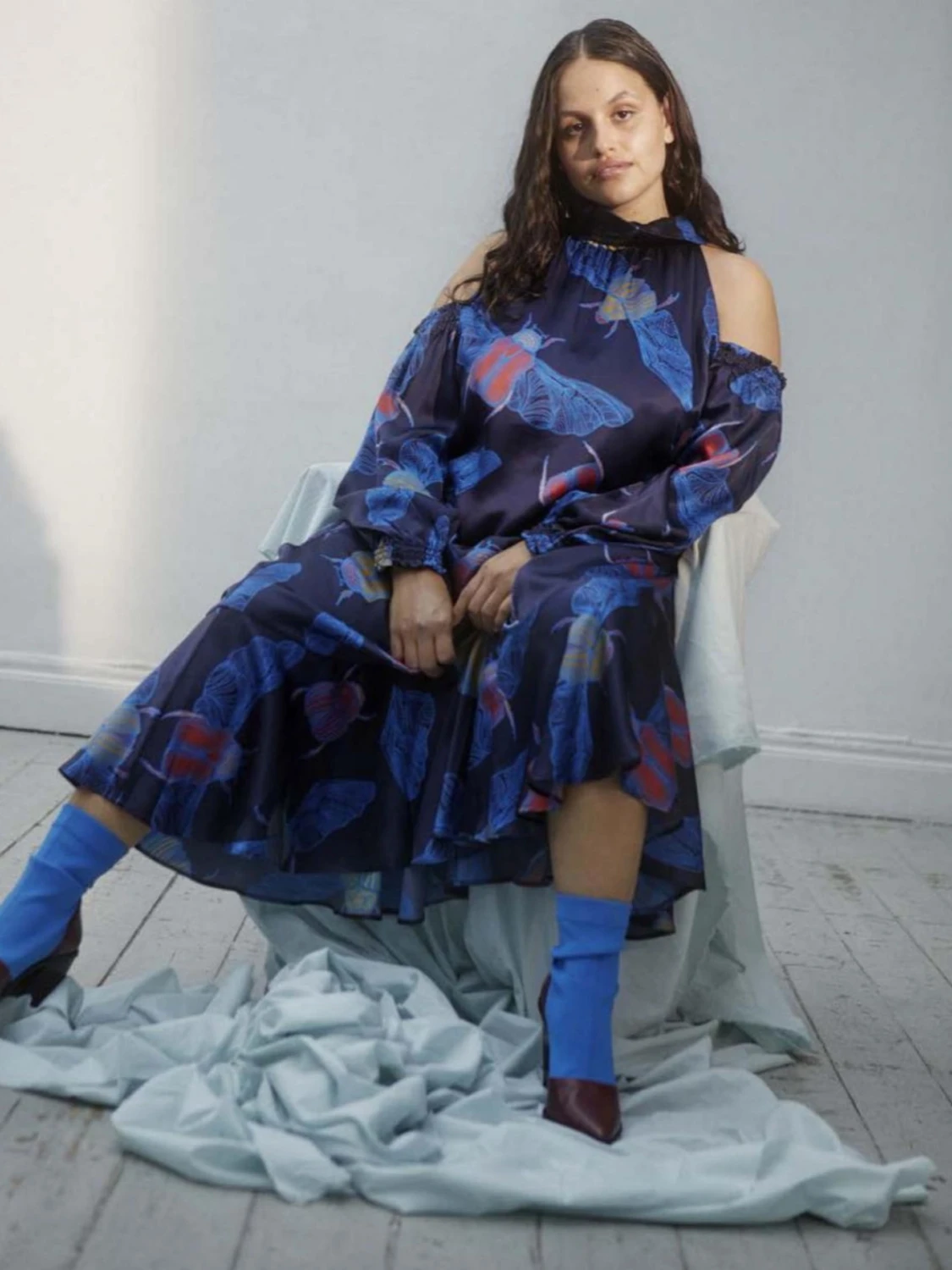 Mörkblå långklänning med insektsmönster