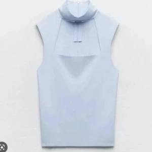 Ljusblå ZARA Choker Topp - Vill sälja min fina choker topp!! Använt bara tre gånger 🤗 