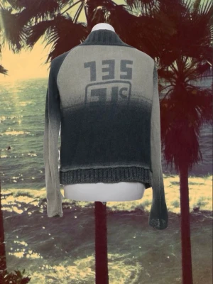 2000’s Vintage Diesel Kofta⛽️ - Säljer denna otroligt rare och feta koftan från som är gjord på 2000 talet från diesel. Dragkedjan är utbytt från orginalet till en fin metallkedja för 600kr.