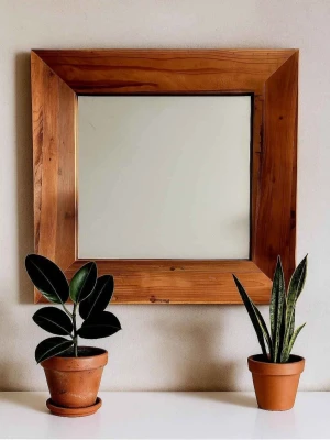 Naturlig träspegel från Wikholmform - Säljer en stilren spegel i naturligt trä från Wikholmform. Spegeln har en rektangulär form med breda, snedskurna kanter och en varm brun färg. Perfekt för att ge ditt rum en modern och jordnära vibe. Mått: 80,5x13x82 cm.