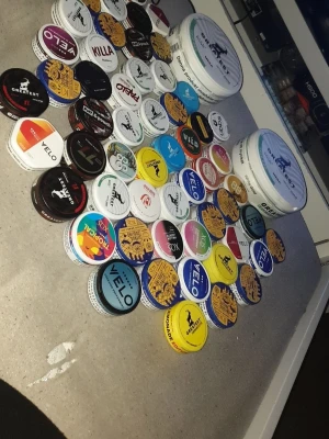 Tomma snus dosor har även mer snusdosor - Bilden visar ett stort antal snusdosor i olika färger och märken, som jag har samlat på 