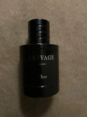 Sauvage Elixir från Dior - Sauvage Elixir från Dior har en stilren och modern design som sticker ut. Perfekt för dig som vill ha en exklusiv känsla i din parfymhylla. Volym och ingredienser framgår ej på bilden.